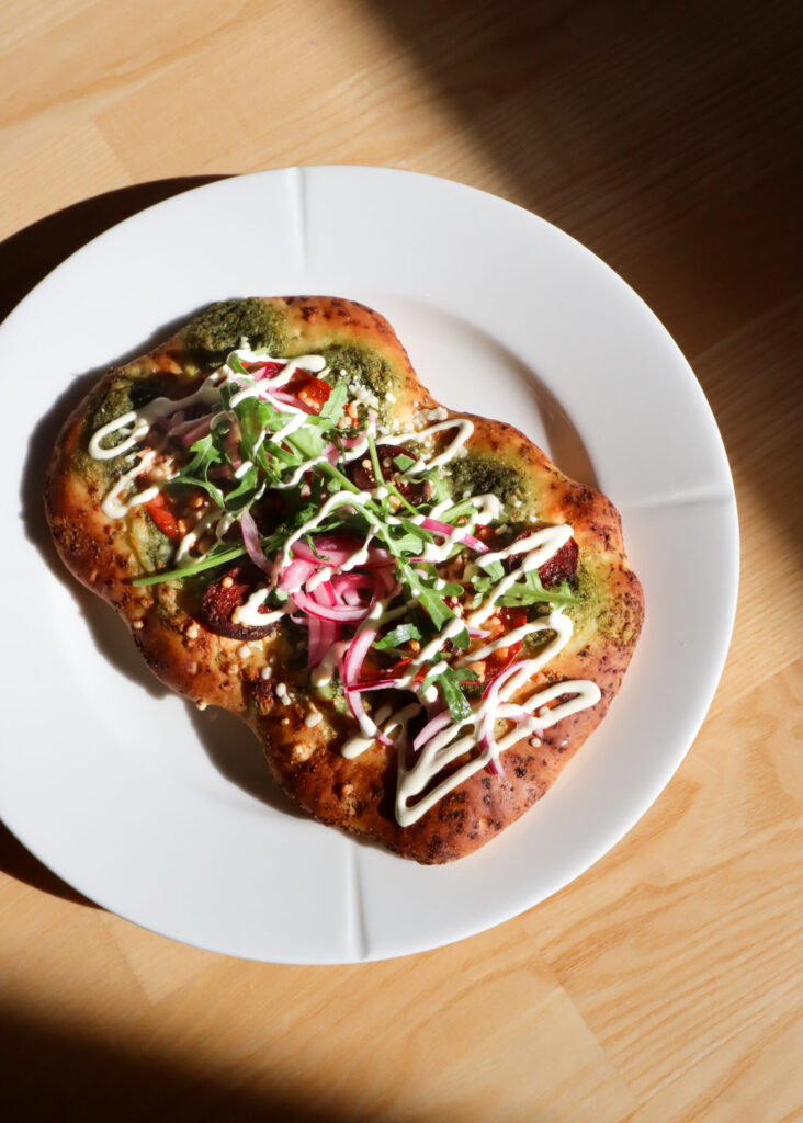 Suolainen leivonnainen valkoisella lautasella.